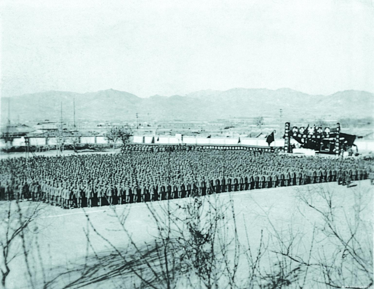 1949年11月27日，中央军委工程学校（西安电子科技大学前身）在张家口举行了隆重的开学典礼。图为开学典礼会场。