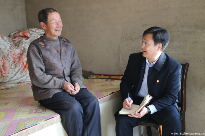 张骅走访建档立卡贫困户高玉良家，仔细询问高玉良发展庭院经济的意愿以及脱贫过程中还有什么困难和要求