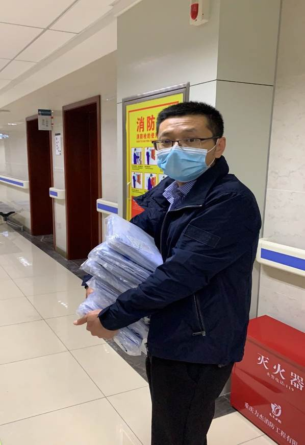 负责保障工作的校办副主任崔志强同志提前结束假期,想方设法四处筹措