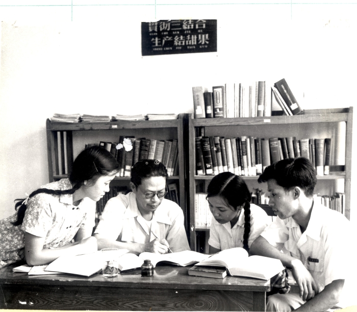 3-陈大燮-1956陈大燮（左二）指导青年教师备课_UUID21549