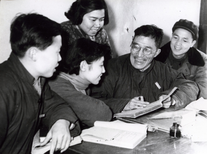 2-钟兆琳-钟兆琳教授(右二)指导青年教师_UUID21549 2-钟兆琳-钟兆琳教授(右二)指导青年教师_UUID21549