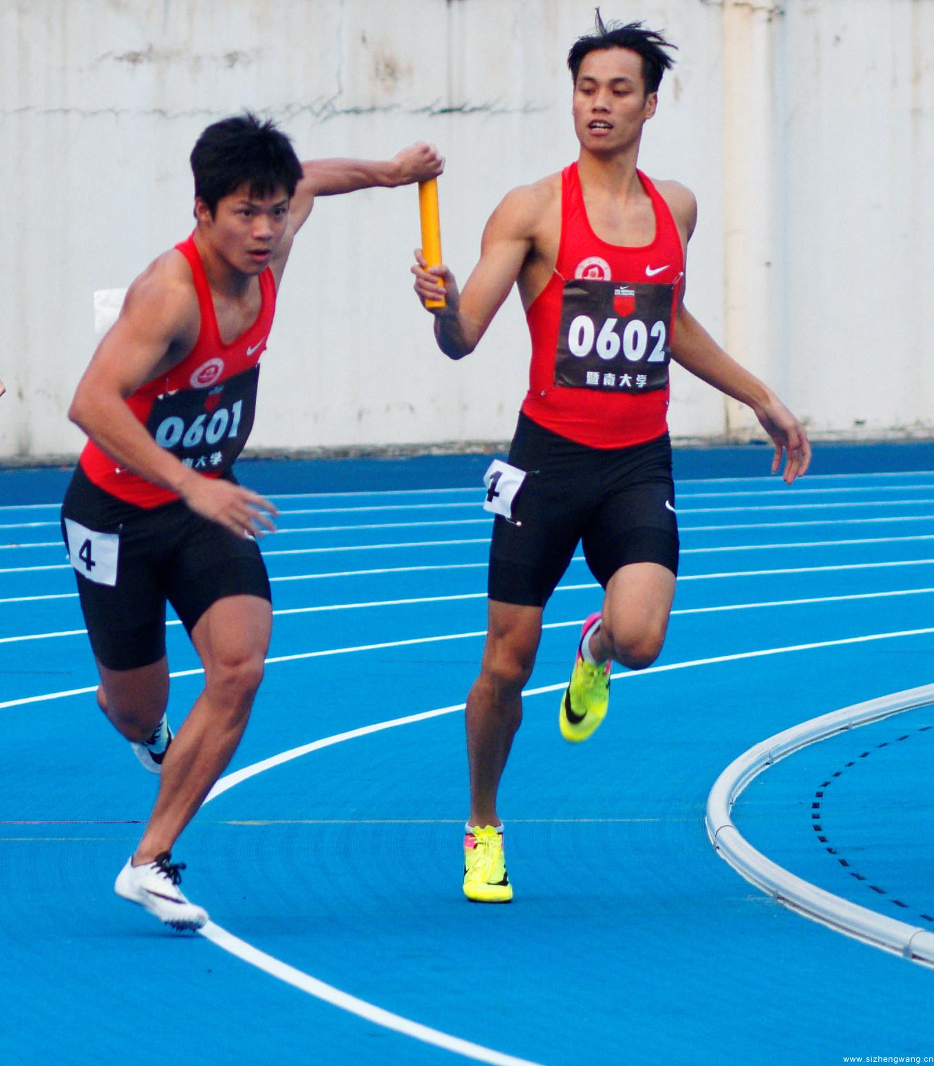 苏炳添和莫有雪参加暨南大学运动会接力赛。