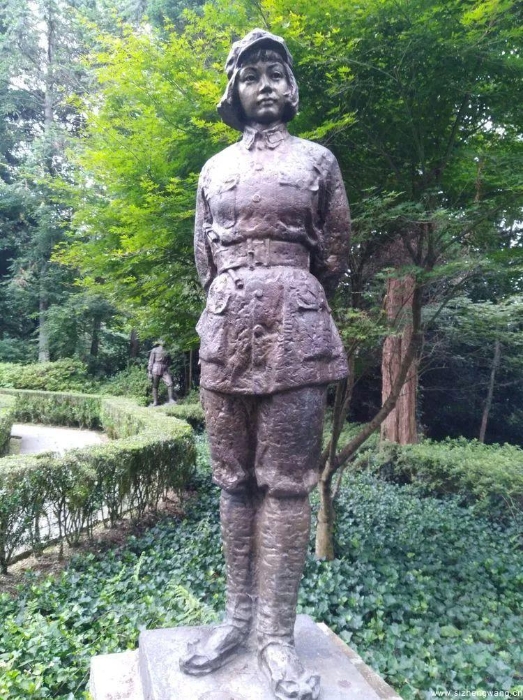 井冈英烈园中的伍若兰雕像_UUID11948