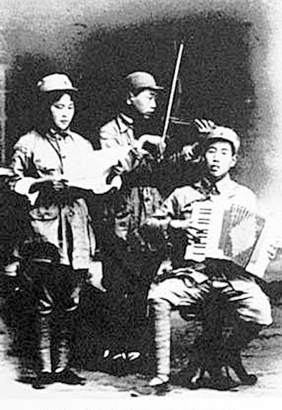 9-1战争期间曹火星(右一)和战友们合奏_UUID21551 9-1战争期间曹火星(右一)和战友们合奏_UUID21551
