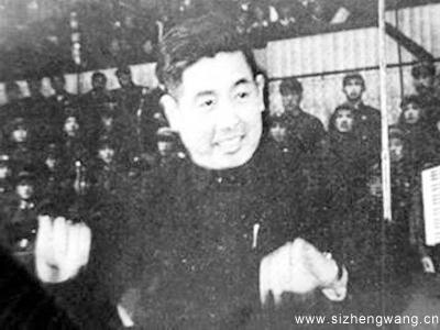 9-4 1961年曹火星在天津体育馆指挥群众歌唱《没有共产党就没有新中国》_UUID21551