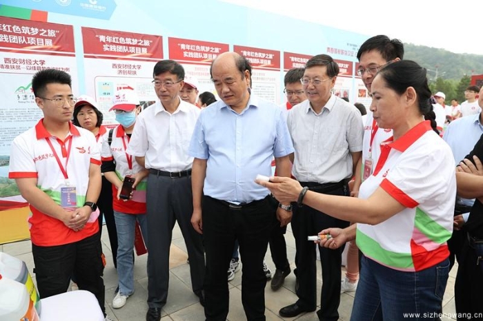 参观“青年红色筑梦之旅”项目展示和咨询活动 参观“青年红色筑梦之旅”项目展示和咨询活动