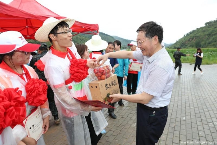 为竞赛获奖者颁发奖状和奖品 为竞赛获奖者颁发奖状和奖品