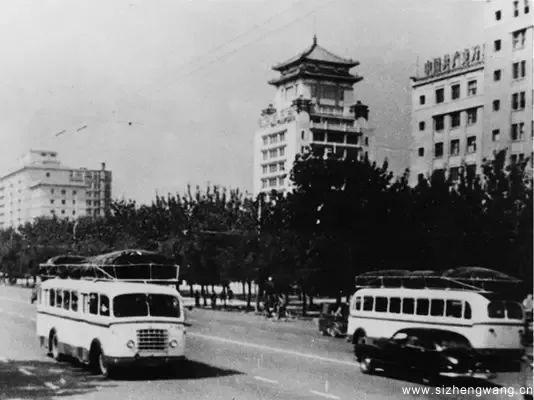 20世纪50年代，北京长安街上背着煤气包的公共汽车