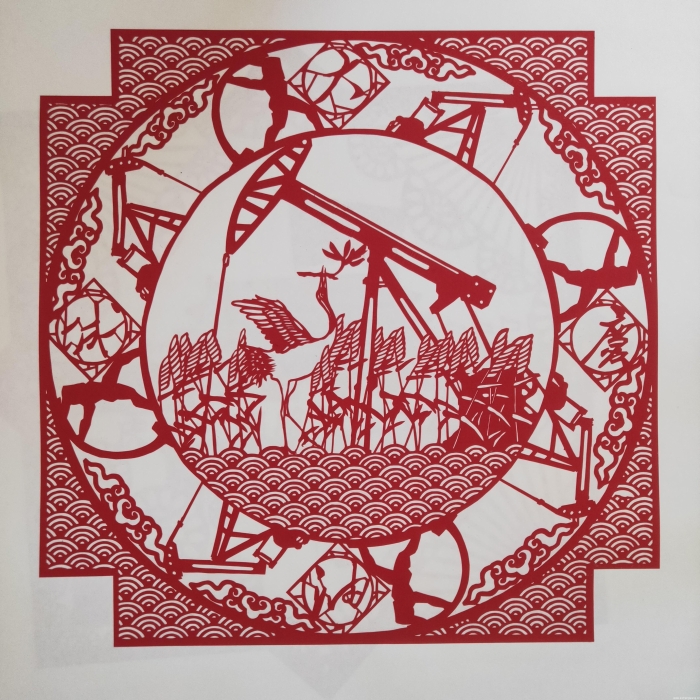 成敏 《油城大庆》设计说明该作品以剪纸艺术为媒介,描述石油工业之城