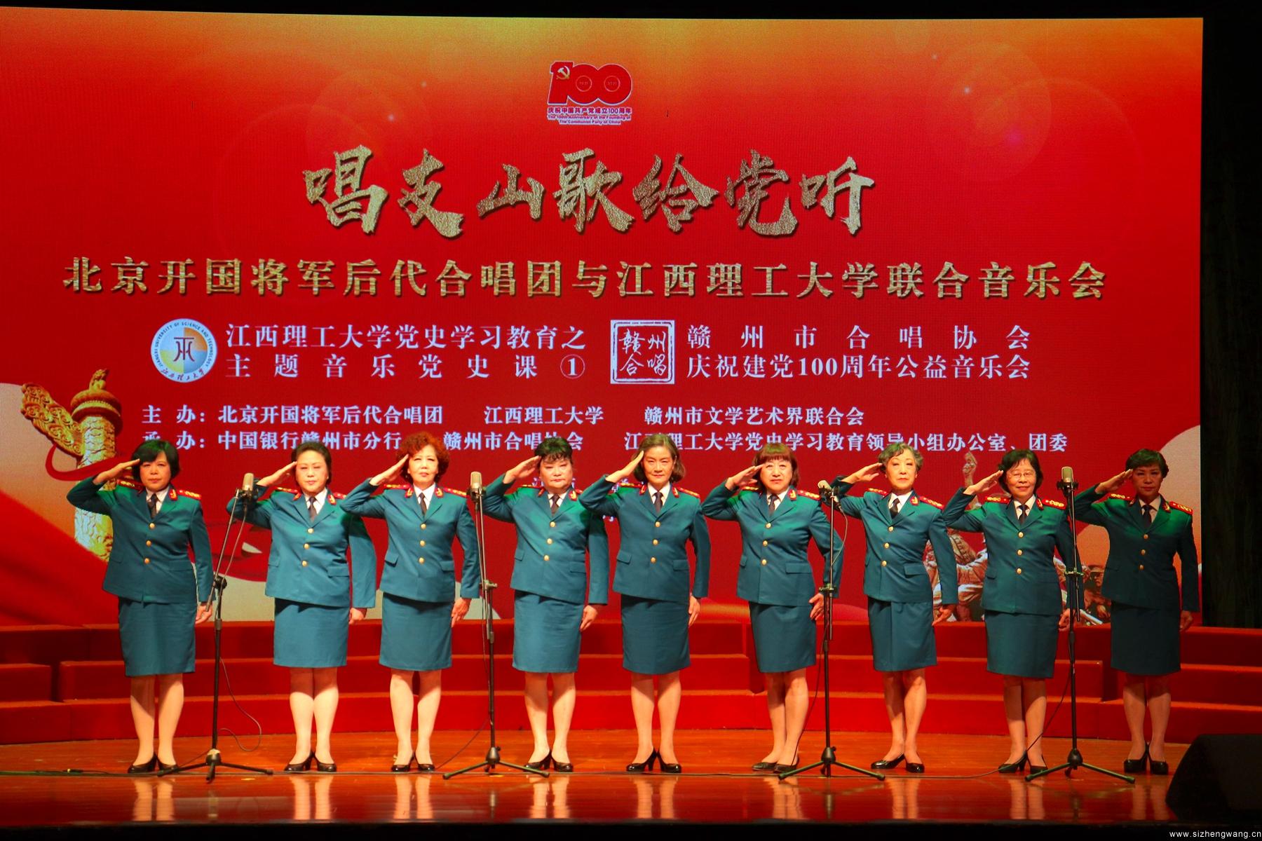 北京将军后代合唱团的一曲曲歌谣饱含情感,展现一个又一个震撼人心的