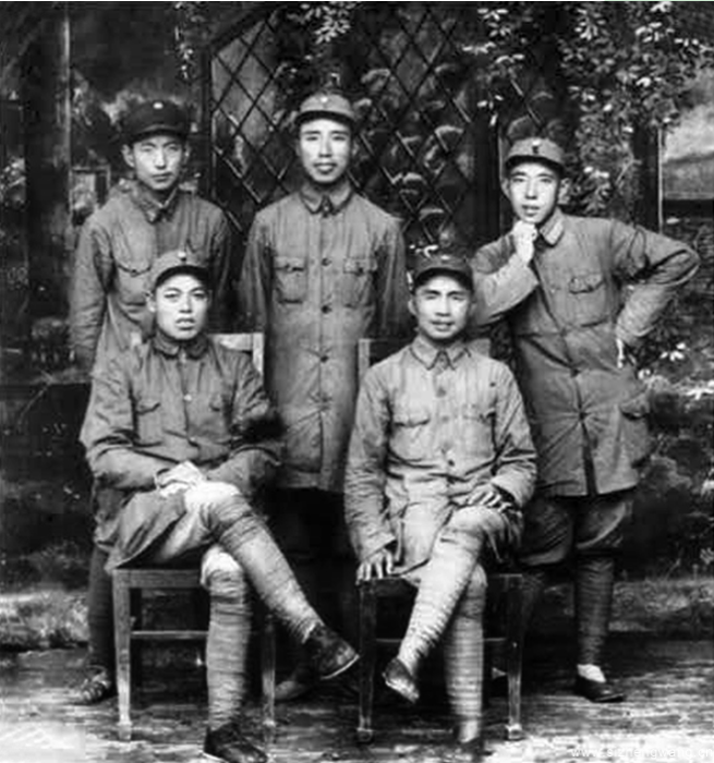 10-特殊的“身份证”-1942年刘锦平（后排中）等在苏北合影_UUID11357