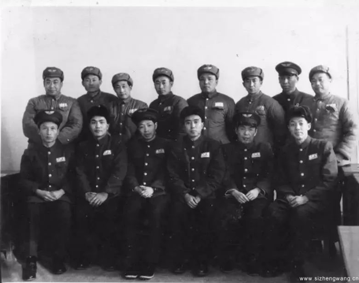 10-特殊的“身份证”-刘锦平（前排左四）与军委空军政治部部分干部合影_UUID11357
