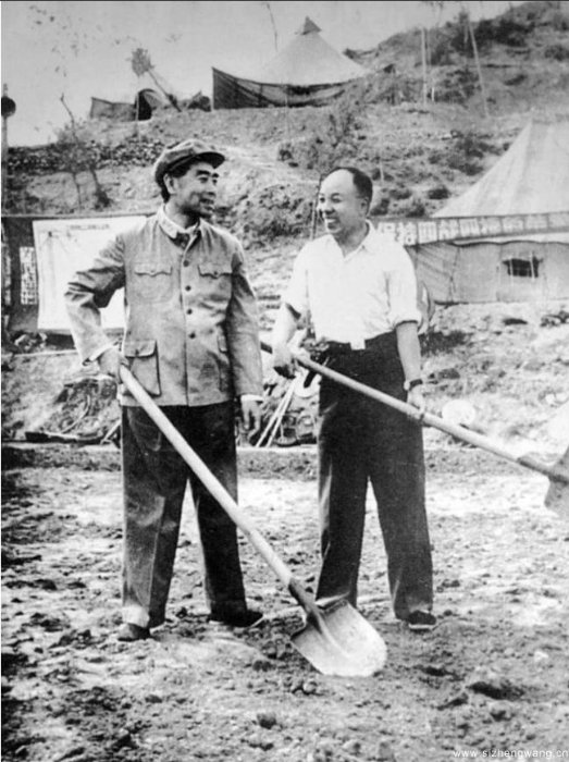 5-萧华：文武纵横的“娃娃将军” -1958年，与周恩来一起在十三陵水库工地参加劳动。_UUID11357
