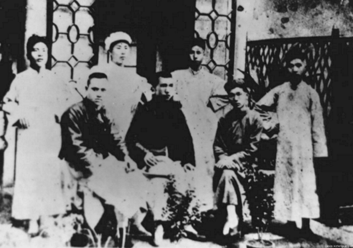 7-陈赞贤：江西工人运动先驱-中共赣州支部创建者 陈赞贤（前排中）与朱由铿（前排左）谢学琅（前排右二）_UUID11357