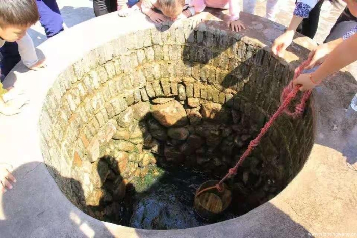 1-来景区参观的游客,体验红井中提水的乐趣_UUID11357 1-来景区参观的游客,体验红井中提水的乐趣_UUID11357