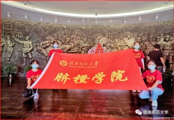 2-学生在纪念馆合影_UUID11357 2-学生在纪念馆合影_UUID11357