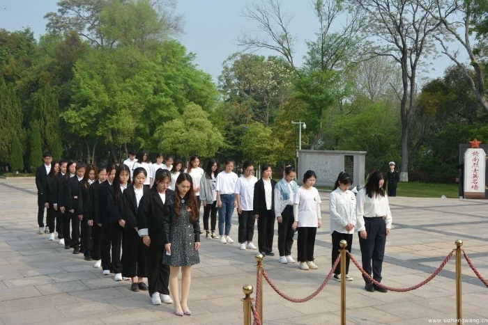 6-师生代表垂首默哀缅怀革命先烈_UUID11357 6-师生代表垂首默哀缅怀革命先烈_UUID11357