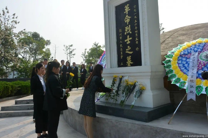 6-师生代表以献花的方式祭奠缅怀革命先烈_UUID11357 6-师生代表以献花的方式祭奠缅怀革命先烈_UUID11357