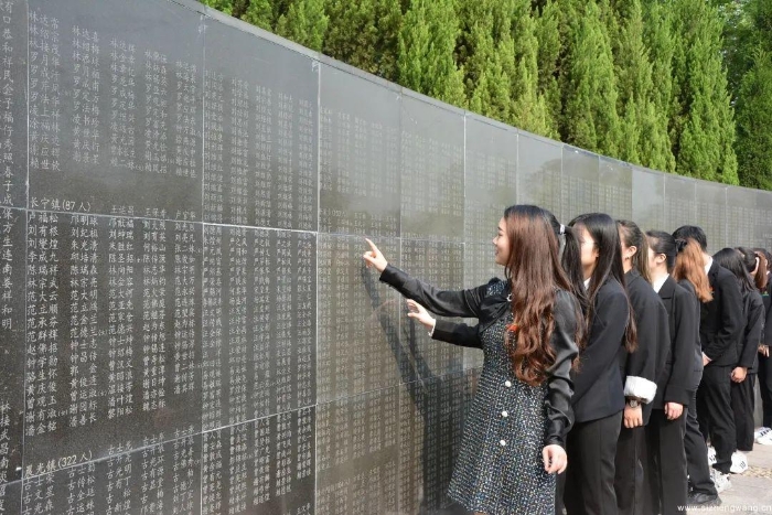 6-师生代表们有序地瞻仰烈士纪念墙(1)_UUID11357 6-师生代表们有序地瞻仰烈士纪念墙(1)_UUID11357