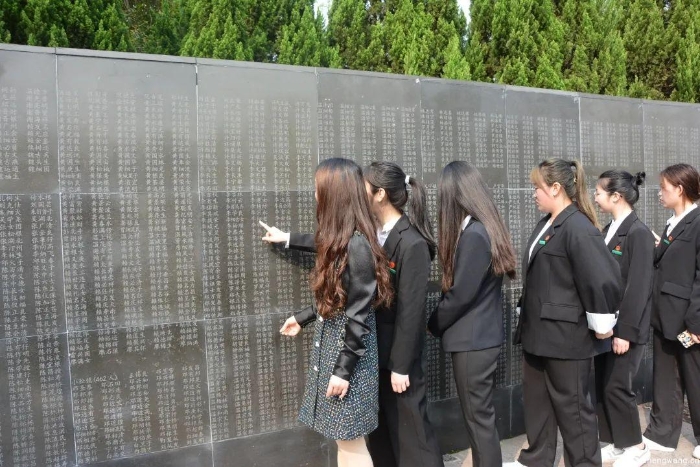 6-师生代表们有序地瞻仰烈士纪念墙(2)_UUID11357 6-师生代表们有序地瞻仰烈士纪念墙(2)_UUID11357