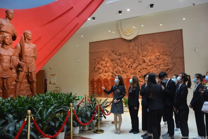 6-同学们在革命烈士纪念堂,瞻仰革命烈士的英姿,聆听革命烈士的事迹_UUID11357 6-同学们在革命烈士纪念堂,瞻仰革命烈士的英姿,聆听革命烈士的事迹_UUID11357