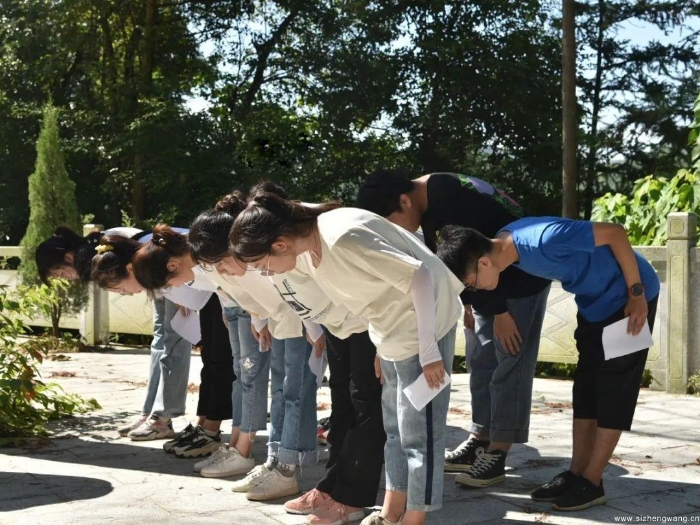 12-志愿者们在无名红军墓前集体默哀，深切哀悼（2）_UUID11357
