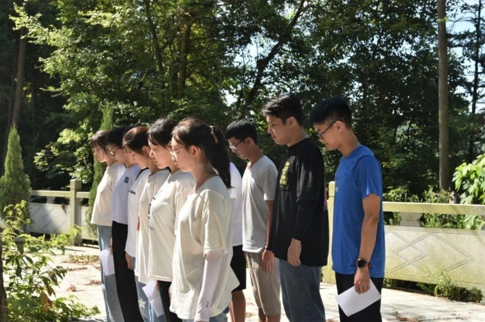 12-志愿者们在无名红军墓前集体默哀，深切哀悼（3）_UUID11357