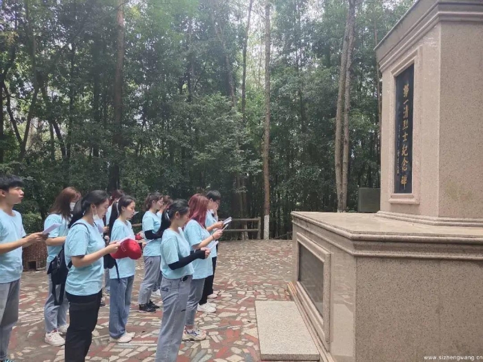 16-在南山公园革命烈士纪念碑前，志愿者们诵读革命先辈的红色家书（2）_UUID11357