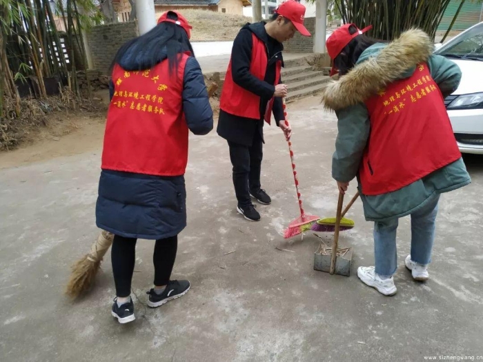 19-志愿者打扫养老院卫生、清理院子杂草_UUID11357