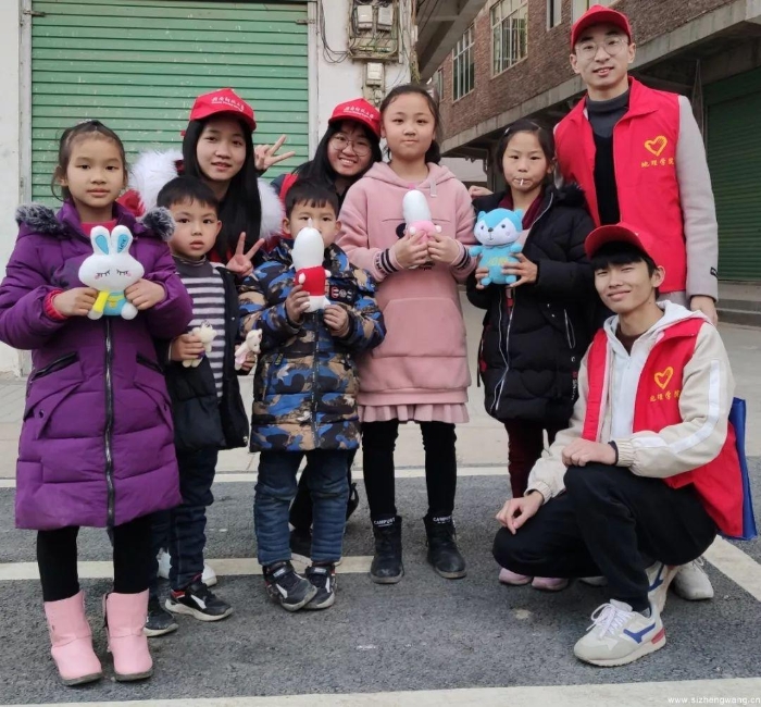 19-志愿者向大埠村的孩子们赠送募捐的玩偶_UUID11357