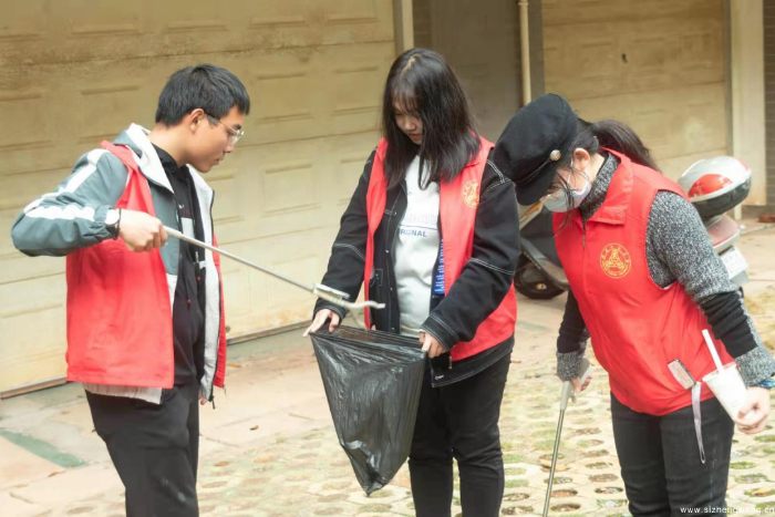 20-志愿者投入校园环境美化行动2_UUID11357