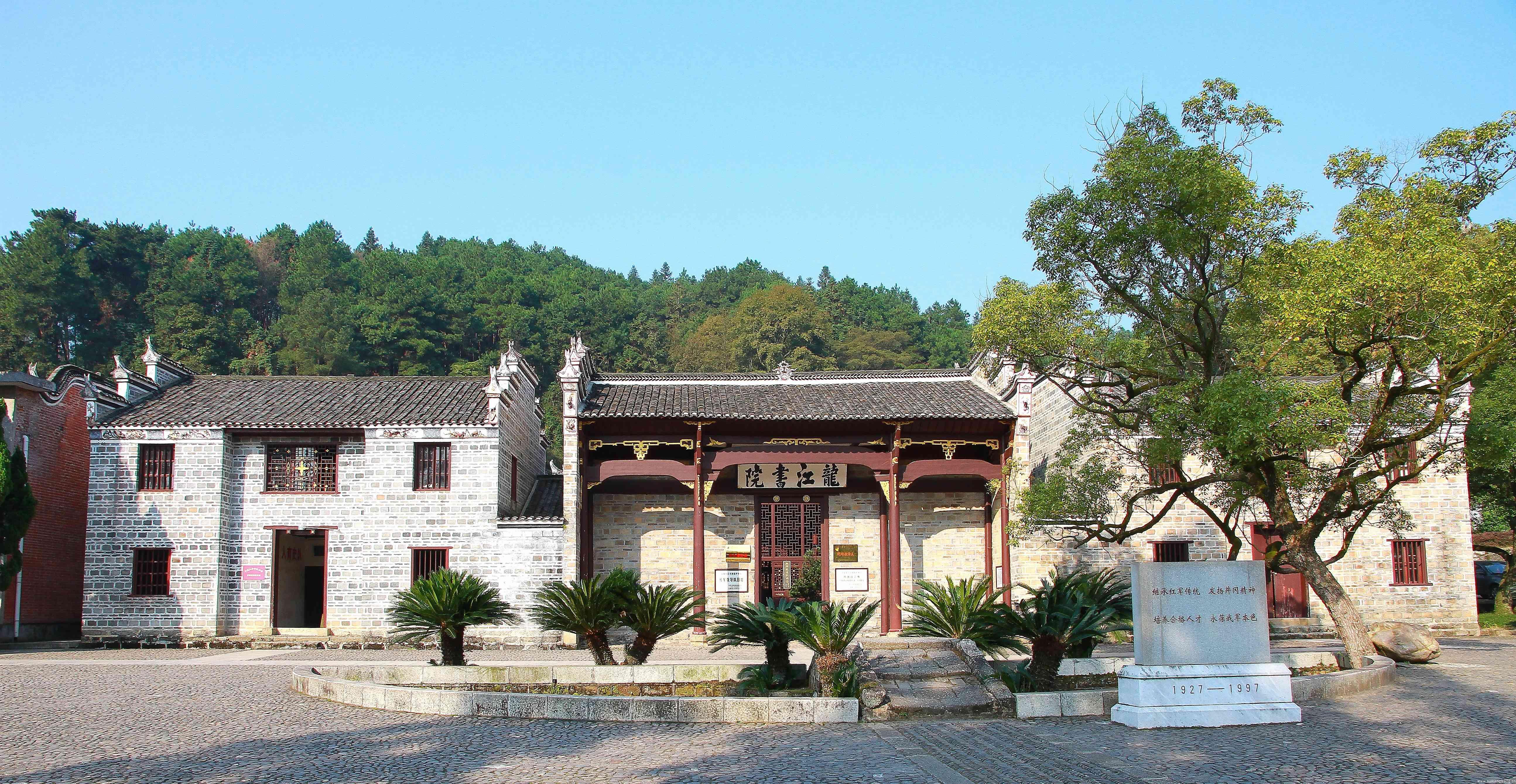 1928年4月，朱毛两军井冈山会师，成立工农革命军第四军，朱德任军长，毛泽东任党代表，从此开创了中国革命的新局面。