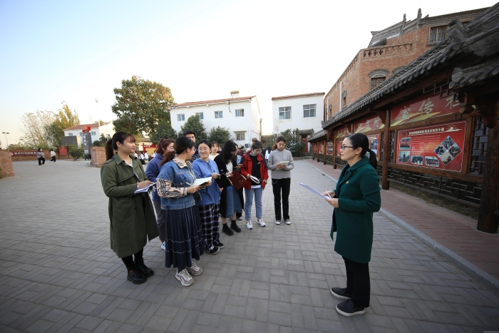 4. 2020年11月，师生在兰考张庄村举行现场教学11_UUID22668