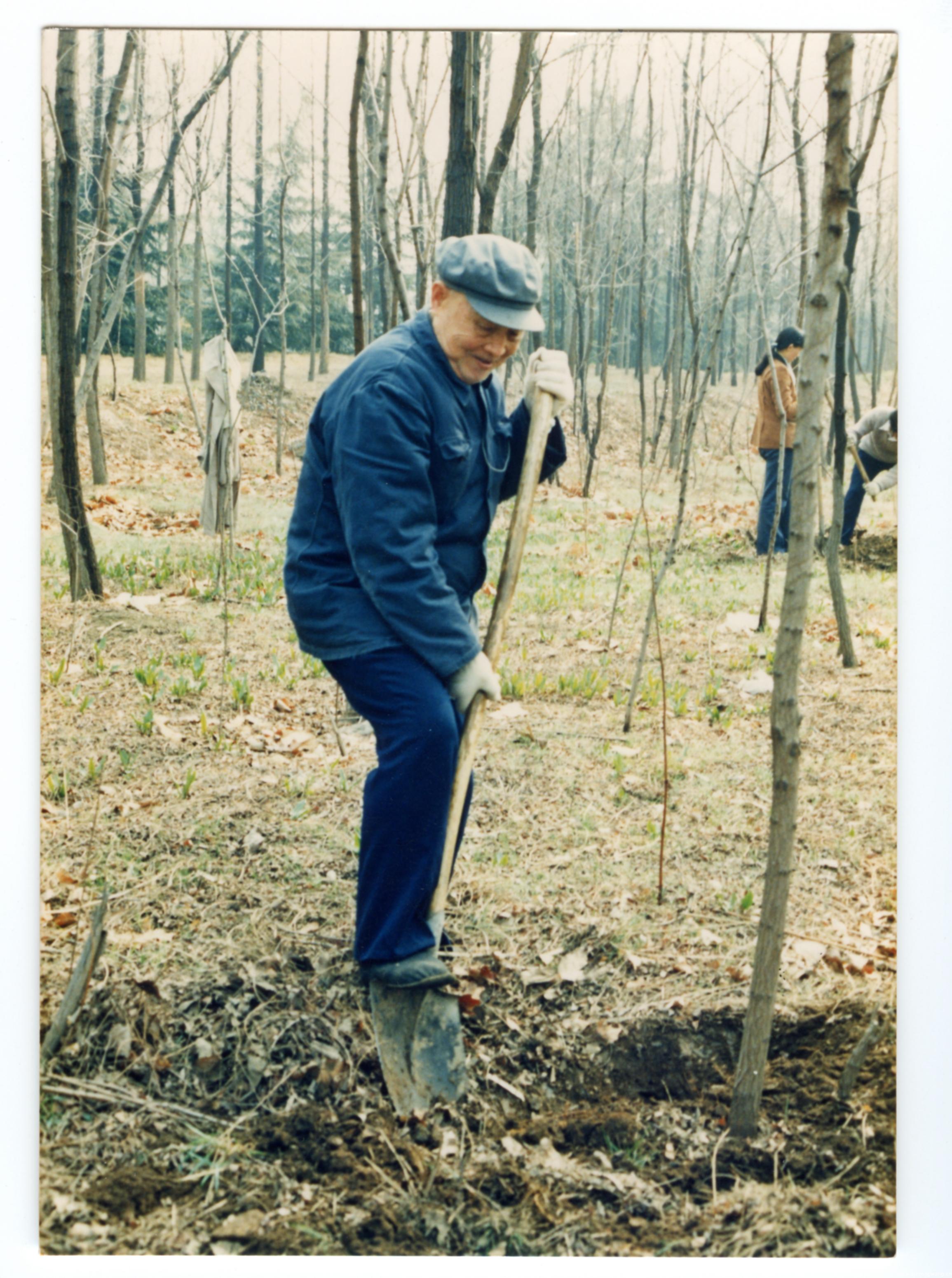 图为1990年3月他和师生一起参加植树劳动.jpg