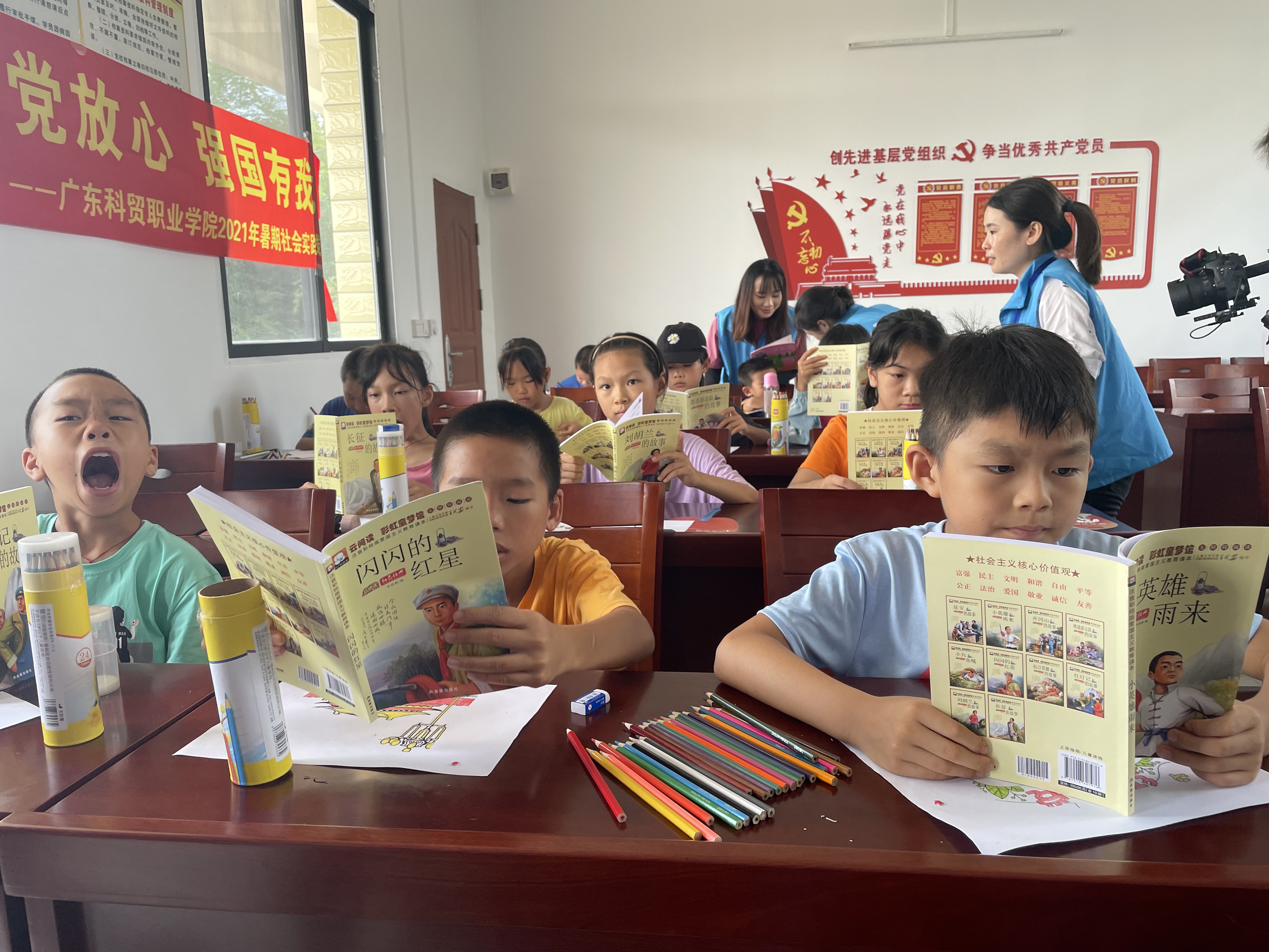 实践团带领小朋友读红色故事.jpeg