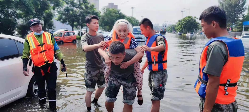 4退伍大学生在河南参与抗洪.png