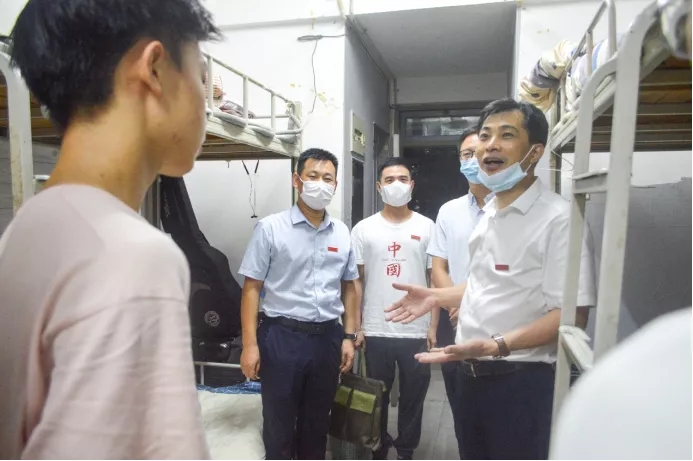 校领导走访宿舍.jpg