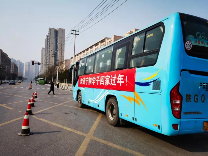 图4-省内区县专车来接学生 图4-省内区县专车来接学生