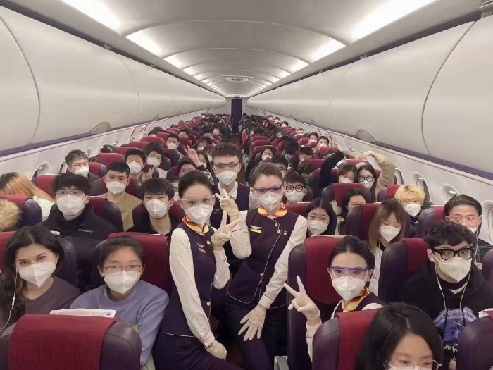 图5-我校组织包机送新疆籍同学回家 图5-我校组织包机送新疆籍同学回家