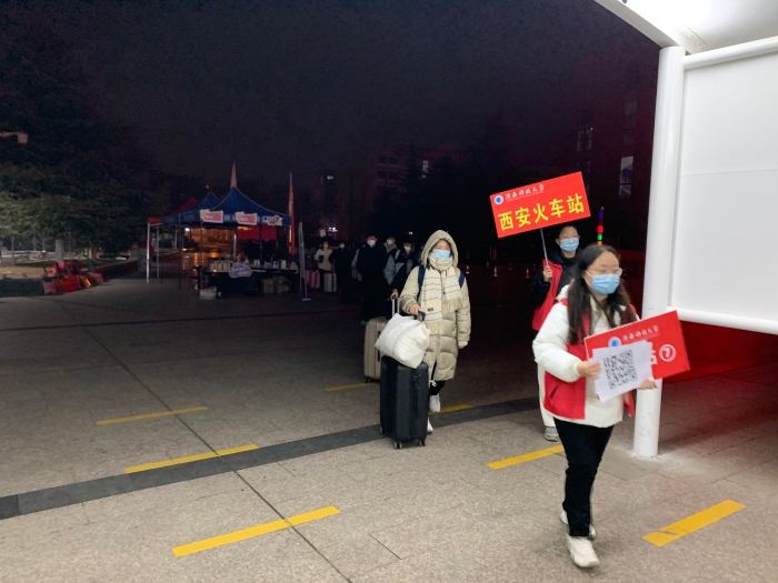 图6-志愿者和老师引导同学们有序上车 图6-志愿者和老师引导同学们有序上车