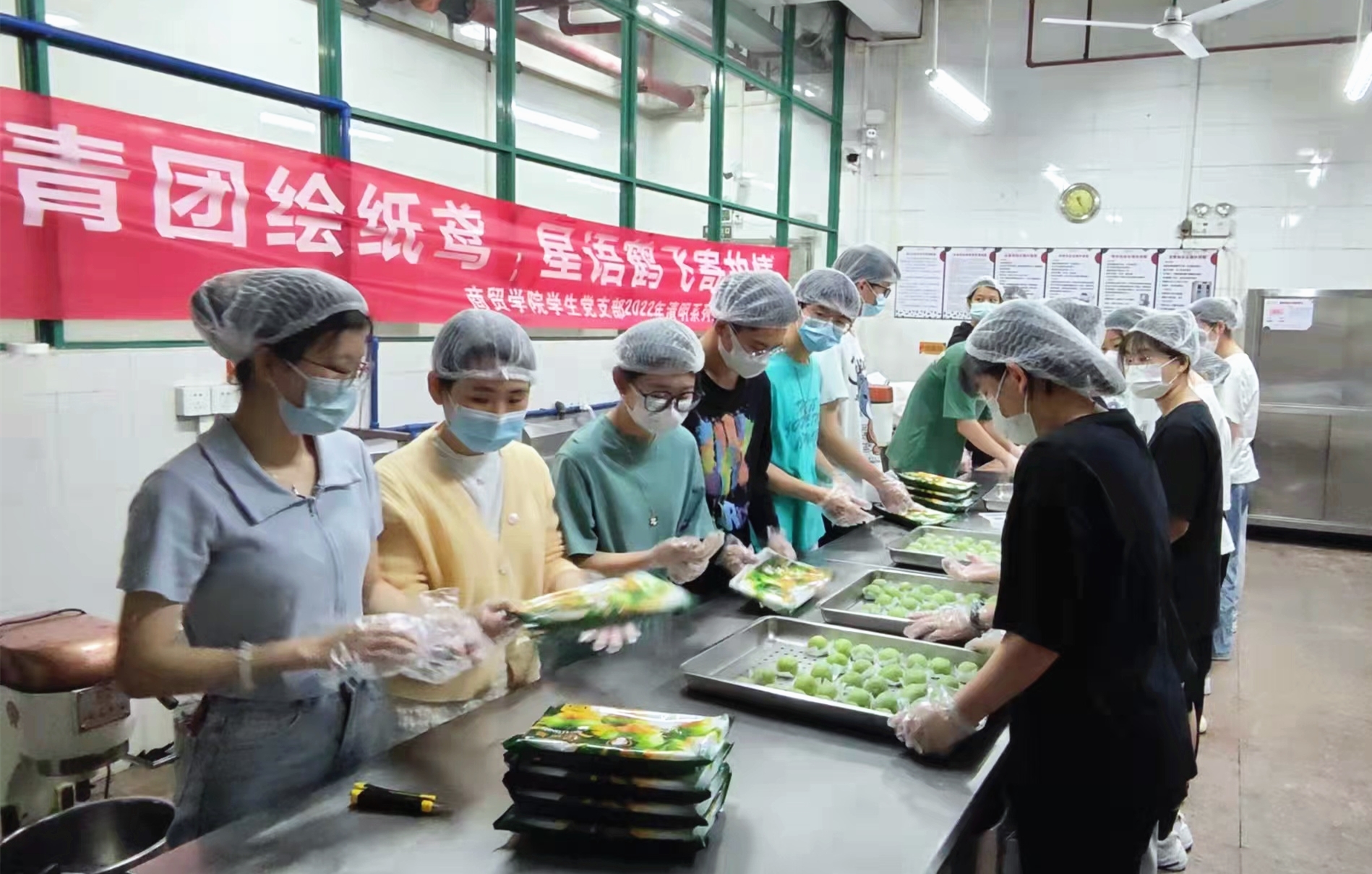 师生一起制作节日传统美食“青团”.jpg