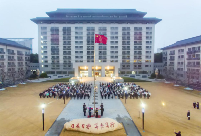 图1-武昌校区举行升国旗仪式
