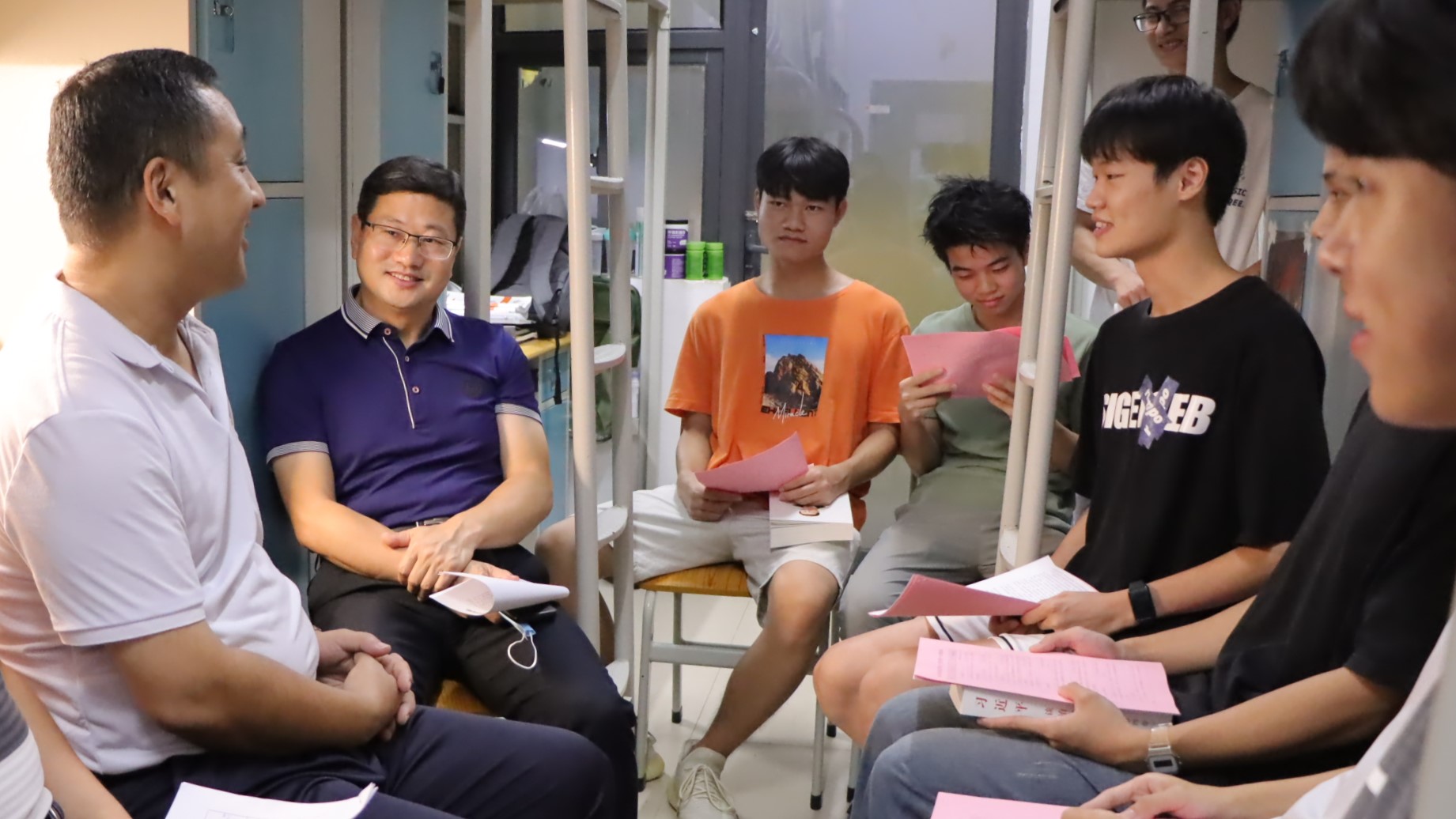 学校校长兼任“五育导师”与同学们亲切交流.jpg