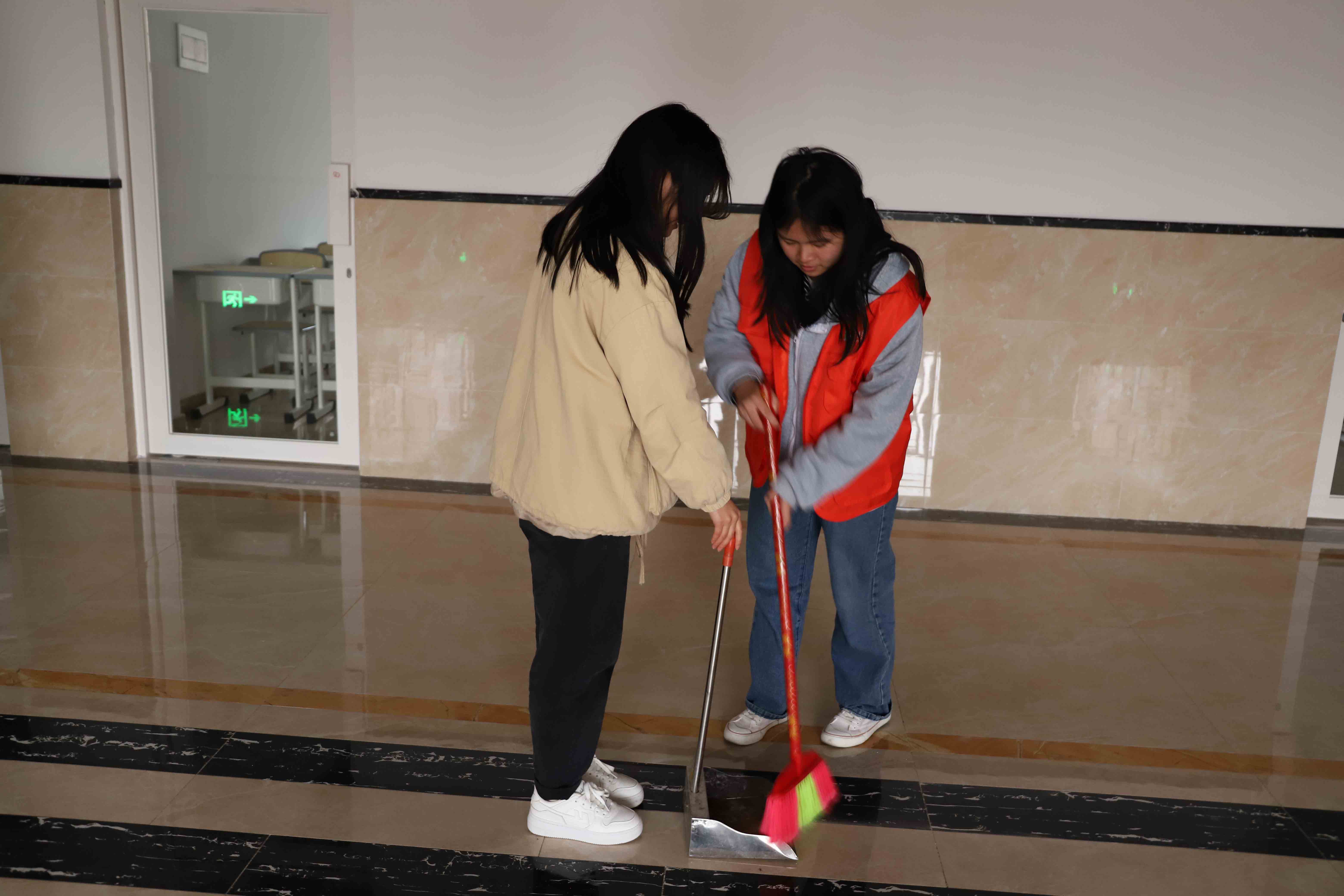 科技学院:开展"学雷锋,爱校园,争做文明科院人"校园清扫活动 - 高校