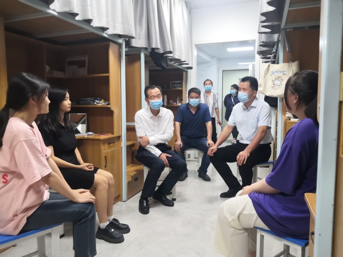 1.学校党委书记闵小平走访学生社区调研稳定安全工 1.学校党委书记闵小平走访学生社区调研稳定安全工