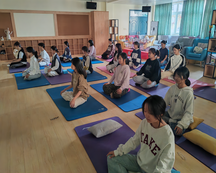 图4：指导学生在“一站式”学生社区开展“静心减压”瑜伽训练