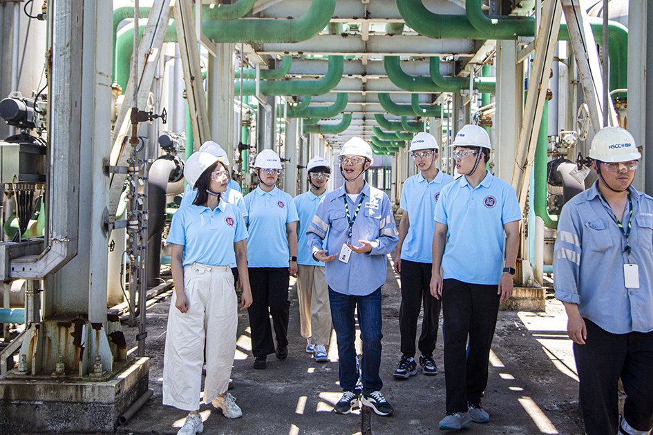 3 深入产业一线与技术工程师探讨交流.jpg